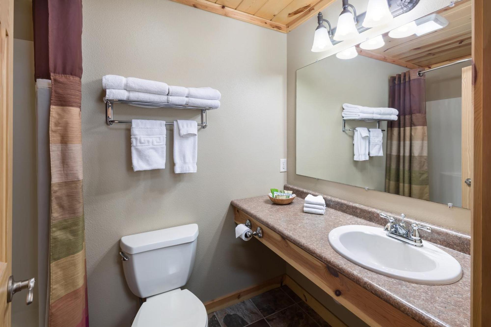 Rock Crest Lodge & Cabins كاستر المظهر الخارجي الصورة